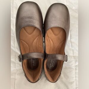 Comfortiva brand Women’s Leather Metallic Pewter Mary Jane Flats. Size 8. Medium